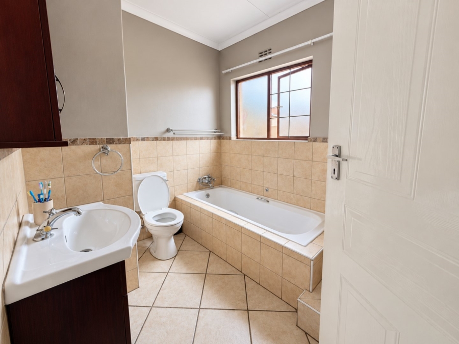 To Let 3 Bedroom Property for Rent in Hillside Free State